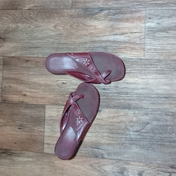 Brown Sandals with Y-Shaped Strap and Flexible Sole leather peeling on left shoe - Picture 3 of 6